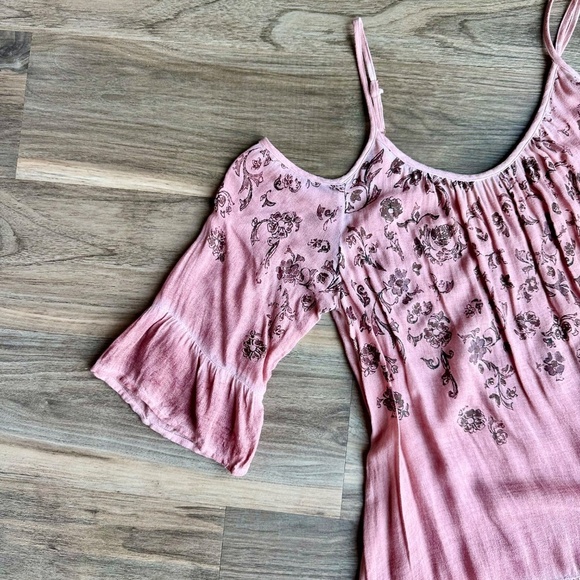 Gimmicks by BKE Bohemian floral Print Cold Shoulder Blush Pink Top – Size S - Picture 3 of 13